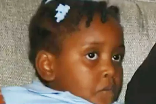 സ്കൂളില്‍ ബഹളം വെച്ചതിന് ആറ് വയസ്സുകാരിയെ വിലങ്ങണിയിച്ചു ജൂവനൈല്‍ ഫെസിലിറ്റിയിലേക്ക് മാറ്റിയ പോലീസ് ഓഫീസറെ പിരിച്ചുവിട്ടു