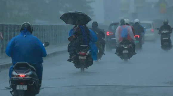 തെക്കൻ കേരളത്തിൽ അതി ശക്തമായ കാറ്റും മഴയും; ഇരു ചക്രവാഹനത്തിൽ സഞ്ചരിക്കവേ മുകളിലേക്ക് മരം ഒടിഞ്ഞു വീണ് ഒരാൾ മരിച്ചു;അതി ശക്തമായ കാറ്റിൽ ജില്ലയിൽ വ്യാപക നാശനഷ്ടം