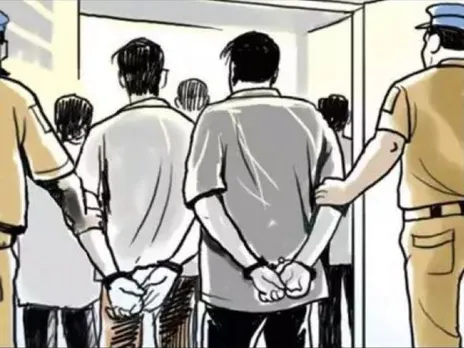 നാട്ടുകാരുടെ കുടിവെള്ളം മുട്ടിച്ച് ലഹരി തലയ്ക്കു പിടിച്ചു കുളി കിണറ്റിലാക്കി യുവാക്കൾ;  ഒടുവില്‍  കിണര്‍ തേകിപ്പിച്ചു പോലീസും 