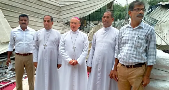 ഇന്ത്യയിലെ വത്തിക്കാന്‍ സ്ഥാനപതി നൂണ്‍ഷ്യോ ആർച്ച് ബിഷപ്പ് ലിയോപോൾഡോ ഗിറെല്ലി തകർക്കപ്പെട്ട അന്ധേരിയ മോഡ് ലിറ്റില്‍ ഫ്ലവർ ദേവാലയം സന്ദര്‍ശിച്ചു