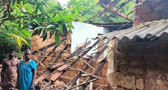 ഒറ്റപ്പാലം ലക്കിടിയിൽ വീട് തകർന്നുവീണു ! വീട്ടുകാര്‍ ഓടി രക്ഷപ്പെട്ടു  