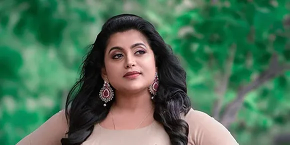 കാവ്യാ മാധവനെയും ഖുശ്ബുവിനെയും പോലെയാണ് താനെന്ന് പലരും പറഞ്ഞിട്ടുണ്ടെന്ന് നടി വീണ നായർ; വണ്ണം വച്ചത് കൊണ്ടാണ് ഖുശുബു എന്ന് പലരും പറയുന്നതെന്നും വീണ