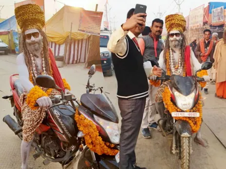 ശരീരമാസകലം ഭസ്മം പൂശി, കറുത്ത കണ്ണടയും വച്ച് ബൈക്കിൽ ചുറ്റിനടക്കുന്ന ഹീറോ ബാബാ. ഫേസ് ബുക്കിലും ട്വിറ്ററിലും സജീവം - കുംഭമേളയിലെ കാഴ്ചകൾ !