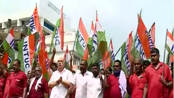 വിഡി സതീശനെതിരെ ചങ്ങനാശേരിയില്‍ ഐഎന്‍ടിയുസി നടത്തിയ പ്രകടനത്തിന് പിന്നില്‍ ഉന്നത ഗ്രൂപ്പ് നേതാവ് ! പ്രതിപക്ഷ നേതാവിനെതിരായ നീക്കം അദ്ദേഹം ഇന്ന് ജില്ലയില്‍ എത്തുമെന്ന് ഉറപ്പിച്ച്. ഇന്നലെ ചങ്ങനാശേരി ടിബിയില്‍ എത്തി തൊഴിലാളി നേതാക്കളെ കണ്ട് പ്രതിഷേധത്തിന് അരങ്ങൊരുക്കിയത് ഉന്നതന്‍ നേരിട്ട് ! കാപ്പനെ വച്ച് യുഡിഎഫില്‍ കലഹമുണ്ടാക്കാനുള്ള നീക്കത്തിനു പിന്നിലും ഇതേ നേതാവ് തന്നെ. സ്ഥാനമാനങ്ങള്‍ നഷ്ടപ്പെട്ടത് ഇനിയും അംഗീകരിക്കാനാത്ത നേതാവും സംഘവും നടത്തുന്നത് പാര്‍ട്ടിക്ക് തന്നെ ദോഷമായ കാര്യങ്ങള്‍ മാത്രം