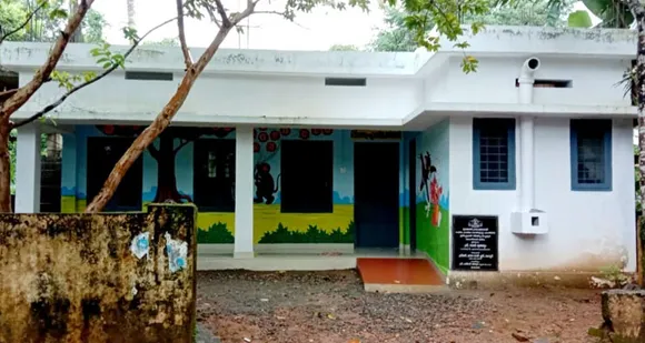 ഉദ്ഘാടനം നടത്തി ഒന്നര മാസത്തിനകം ചോർന്നൊലിക്കുന്ന അങ്കണവാടി ! കുട്ടികൾക്കു കൊടുക്കാൻ കൊണ്ടുവന്ന അരി പോലും വെള്ളം വീണ് നശിച്ചു ! തുറന്നു കിടക്കുന്ന വൈദ്യുതി മീറ്ററും ഫ്യൂസും വയറിംഗും ! ഭിത്തിയിൽ തൊട്ടാൽ ഷോക്കടിക്കും... മുത്തോലി പഞ്ചായത്തിലെ ആറാം വാർഡിലുള്ള കടപ്പാട്ടൂർ അങ്കണവാടിയുടെ ദൈന്യാവസ്ഥയാണിത്. ഒന്നും രണ്ടുമല്ല, 10 ലക്ഷത്തോളം രൂപ ചിലവഴിച്ച് പണിത അങ്കണവാടിയുടെ അവസ്ഥ ഇങ്ങനെ...