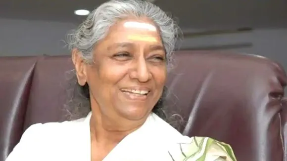 ശസ്ത്രക്രിയക്ക് ശേഷം എസ് ജാനകി സുഖം പ്രാപിച്ച് വരുന്നു; മരിച്ചിട്ടില്ലെന്ന് കുടുംബം