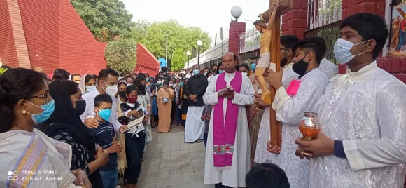 ന്യൂ ഡൽഹി ആർകെ പുരം സെന്റ് പീറ്റേഴ്സ് ഇടവകയിൽ ദുഖവെള്ളി തിരുക്കർമങ്ങൾ റവ. ഫാദർ ഡേവിസ് കള്ളിയത്ത് പറമ്പിലിന്‍റെ മുഖ്യ കർമികത്വത്തില്‍  നിർവഹിച്ചു