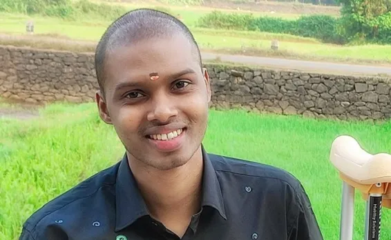 എന്റെ രണ്ടു കൈകളേയും കൂടി ക്യാൻസർ കാർന്നു തിന്നാൻ തുടങ്ങിയിരിക്കുന്നു; വലത് കൈയുടെയും ഇടത് കൈയുടെയും മസിലുകളിൽ അത് ചിത്രം വര ആരംഭിച്ചു കഴിഞ്ഞു..! പക്ഷെ ഞാനിപ്പോഴും ശാന്തമാണ്; ജീവിതത്തിന്റെ പരമമായ ആനന്ദം അനുഭവിക്കാൻ തക്ക സന്തോഷവാനാണ്; ശുഭാപ്തി വിശ്വാസത്തിന്റെ നെറുകയിലാണ്‌: നന്ദു മഹാദേവ എഴുതുന്നു