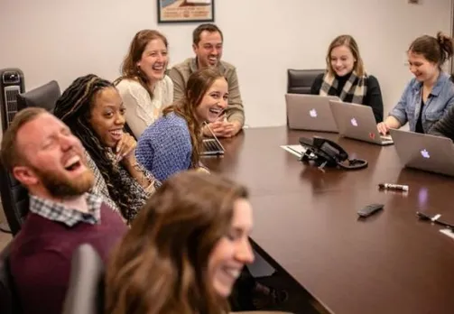 ഗൂഗിളും ഫേസ്ബുക്കും ചിരിക്കുന്നു, നിർത്താതെ !!