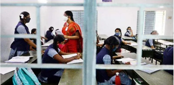 സ്‌കൂളുകള്‍ അനിശ്ചിതകാലത്തേക്ക് അടച്ചു, ഓണ്‍ലൈന്‍ പഠനം തുടരും ; ഹോസ്റ്റലുകളും പൂട്ടാന്‍ തമിഴ്‌നാട് സര്‍ക്കാര്‍ ഉത്തരവ്