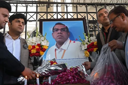 ഓര്‍ക്കുന്നുവോ പാക്കിസ്ഥാനിലെ സിയാൽകോട്ടിൽ രാജ്കോ ഇൻഡസ്ട്രിയിൽ മാനേജരായിരുന്ന പ്രിയന്ത കുമാര ദിയാവദന എന്ന നിർഭാഗ്യവാനായ ശ്രീലങ്കൻ വ്യക്തിയെ... വിശുദ്ധ ഖുർആനെ അപമാനിച്ചു എന്ന കുറ്റം ചാർത്തി ജനക്കൂട്ടം ക്രൂരമായി കൊലപ്പെടുത്തിയ പ്രിയന്ത കുമാരയുടെ പ്രാണനുപകരം ഈ പ്രായശ്ചിത്തം... 