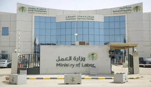 തൊഴിലാളികളുടെ ശമ്പളം ബാങ്ക് അക്കൗണ്ട് വഴി നൽകണം  ഒന്ന് മുതൽ നാല് വരെ ജീവനക്കാർ വരെ ജോലി ചെയ്യുന്ന സ്ഥാപനങ്ങളും ഡിസംബർ ഒന്നാം തിയ്യതി മുതൽ