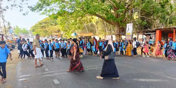 കാവല്‍ക്കാരില്ല; റോഡില്‍ സ്പീഡ് ബ്രൈക്കര്‍ ഇല്ല; അപകടം തുടര്‍ക്കഥയായി കാഞ്ഞങ്ങാട് മാണിക്കോത്ത് ജംഗ്ഷന്‍