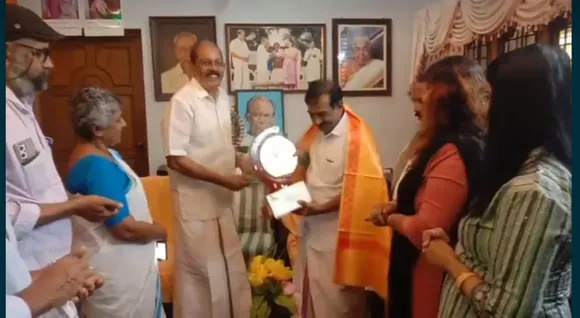 തത്ത്വമസി സാഹിത്യ പുരസ്കാരം ഡോ. എൻ. ജയരാജ്‌ ഏറ്റുവാങ്ങി