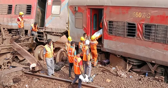 ബാലസോർ ട്രെയിൻ ദുരന്തം: ചോദ്യം ചെയ്യലിന് പിന്നാലെ സിഗ്നൽ ജൂനിയർ എൻജിനീയർ ഒളിവിലാണെന്ന റിപ്പോർട്ടുകൾ നിഷേധിച്ച് റെയിൽവെ രംഗത്ത്