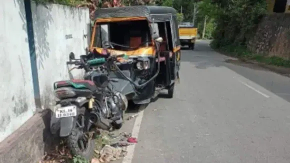 റോഡിലെ കുഴിയിൽ ചാടാതിരിക്കാൻ വെട്ടിച്ചു; ഓട്ടോറിക്ഷ ഇടിച്ച് ബൈക്ക് യാത്രികന് ഗുരുതര പരുക്ക്; ചോര വാർന്ന് റോഡിൽ കിടന്നത് അര മണിക്കൂർ