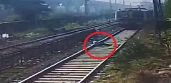 റെയില്‍വേ ട്രാക്കില്‍ കിടന്ന് യുവാവിന്റെ ആത്മഹത്യാശ്രമം; എമര്‍ജന്‍സി ബ്രേക്കിട്ട് ട്രെയിന്‍ നിര്‍ത്തി ലോക്കോ പൈലറ്റ്-വീഡിയോ വൈറല്‍