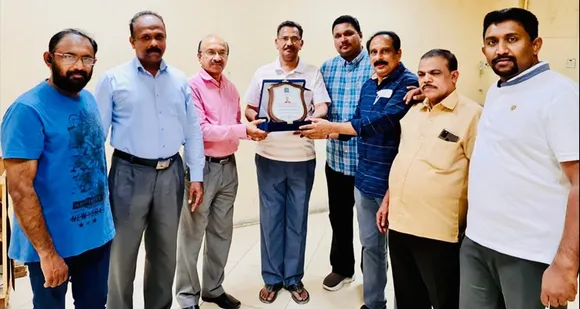 പ്രവാസ ജീവിതം മതിയാക്കി നാട്ടിലേക്കു മടങ്ങുന്ന രവീന്ദ്രനാഥിന് മംഗഫ് ആലപ്പുഴ ജില്ലാ പ്രവാസി അസോസിയേഷൻ യാത്രയയപ്പ് നൽകി