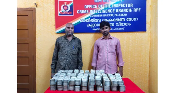 പാലക്കാട് രേഖകളില്ലാതെ ട്രെയിനിൽ കടത്തുകയായിരുന്ന ഒരുകോടി 64 ലക്ഷത്തി അമ്പതിനായിരം രൂപയുമായി രണ്ടു പേരെ പിടികൂടി