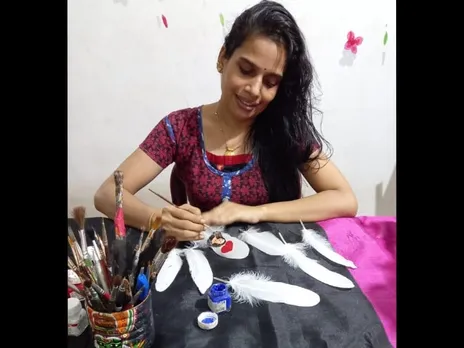 തൂവൽചിത്രങ്ങളുടെ കലാകാരി ലാഗ്മി മേനോൻ ; ദശാവതാരത്തൂവൽ ഗുരുവായൂരപ്പന് സമർപ്പിച്ചു