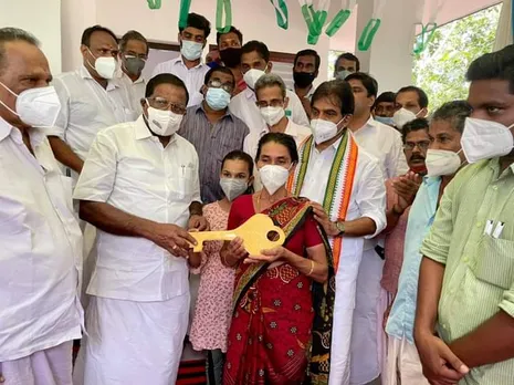 ചന്ദ്രികയും മക്കളും ഇനി അടച്ചുറപ്പുള്ള വീട്ടിൽ കഴിയും ; അമ്മയുടെ ആഗ്രഹം സഫലമാക്കി കെ സി വേണുഗോപാൽ എം പി ! അയൽവാസി കൂടിയായ കണ്ടോന്താർ ചെങ്ങളം ചന്ദ്രിയ്ക്ക് വീടുയർന്നപ്പോൾ കെ സി വേണുഗോപാലിന് ഇത് സ്വന്തം അമ്മയ്ക്ക് നൽകിയ വാക്ക് പാലിക്കാനായതിൻ്റെ ചാരിതാർത്ഥ്യം. കെ സിയുടെ അമ്മയുടെ ഏറ്റവും വലിയ ആഗ്രഹമായിരുന്നു ചന്ദ്രികയ്ക്ക് ഒരു വീട് ! ചന്ദ്രികയുടെയും കുഞ്ഞുങ്ങളുടെയും ചിരികാണാൻ അമ്മ ഇന്ന് ഒപ്പമില്ലെങ്കിലും അമ്മയുടെ ആത്മാവ് തീർച്ചയായും  ഏറെ സന്തോഷിക്കുന്നുവെന്ന് കെ സി വേണുഗോപാൽ