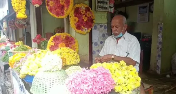 പൂജാ ദിനങ്ങൾ പ്രതീക്ഷ നൽകിയ പൂവിപണിക്ക് തിരിച്ചടിയായി കനത്തമഴ ! മോശം പൂക്കൾ വിപണിയിലെത്തുന്നതും വിൽപ്പന കുറഞ്ഞതും പൂകച്ചവടക്കാരെ ദുരിതത്തിലാക്കുന്നു
