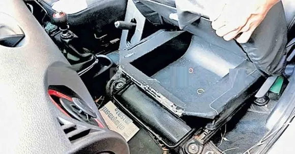 ചെറുവത്തൂരില്‍ പൊലീസ് കസ്റ്റഡിയിലെടുത്ത കാറില്‍ നിന്ന് 15 ലക്ഷം രൂപ കണ്ടെടുത്തു; പണം ഒളിപ്പിച്ചത് ഡ്രൈവറുടെ സീറ്റിനടിയില്‍ നിര്‍മ്മിച്ച രഹസ്യ അറയില്‍, കുഴല്‍പ്പണമെന്ന് സംശയം