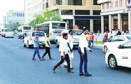 ഖത്തറിലെ നിരത്തുകളിൽ കാൽനട യാത്രക്കാർ വരുത്തുന്ന പിഴവുകൾക്ക് പിഴ ; ഡിവൈഡറിനു മധ്യത്തിലൂടെയോ വശങ്ങളിലൂടെയോ നടപ്പാത ഉപയോഗിക്കാതെ നടന്നാൽ 100 റിയാൽ പിഴ ഈടാക്കും 