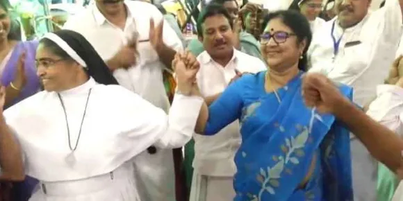 'പാലാപള്ളി തിരുപള്ളി..' പൊതുപരിപാടിയില്‍ കന്യാസ്ത്രീകള്‍ക്കൊപ്പം മനോഹര നൃത്തച്ചുവടുകളുമായി മന്ത്രി ആർ ബിന്ദു - വീഡിയോ