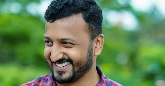 പല കോളജുകളിൽ പോയി വ്യാജ സർട്ടിഫിക്കറ്റ് ഉണ്ടാക്കി പിടിക്കപ്പെടുന്നതിനു പകരം, എസ്എഫ്ഐക്കാർക്ക് ഒരു വ്യാജ സർവകലാശാല തുടങ്ങിക്കൂടേ ?  അതിന് ‘പിണറായി വ്യാജകലാശാല’ എന്നു പേരുമിടാമെന്ന് രാഹുൽ മാങ്കൂട്ടത്തിൽ