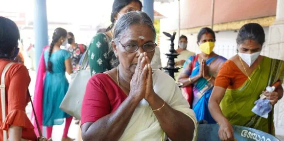 സരസമ്മയെപ്പോലെ നന്മയുള്ള അമ്മമാർ ഇപ്പോഴും നമുക്കിടയിലുണ്ട്... മകന്റെ വിവാഹത്തിനായി ചെലവാക്കാനുദ്ദേശിച്ച തുകയുടെ പകുതി മംഗല്യനിധിയിലേക്ക് സംഭാവന ചെയ്ത് മാതൃകയായി ഈ അമ്മ...