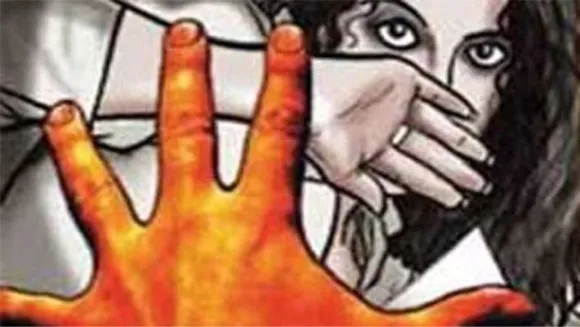 ഭര്‍ത്താവിനൊപ്പം യാത്ര ചെയ്യുന്നതിനിടെ ശുചിമുറിയില്‍ പോയ പത്തൊമ്പതുകാരി പീഡനത്തിനിരയായി; രണ്ടുപേര്‍ അറസ്റ്റില്‍