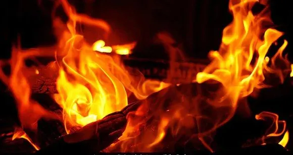 പ​ണം ആ​വ​ശ്യ​പ്പെ​ട്ട​പ്പോ​ൾ ന​ൽ​കി​യി​ല്ല; 49കാ​രി​യെ മ​ക​ൻ തീ​കൊ​ളു​ത്തി കൊ​ന്നു