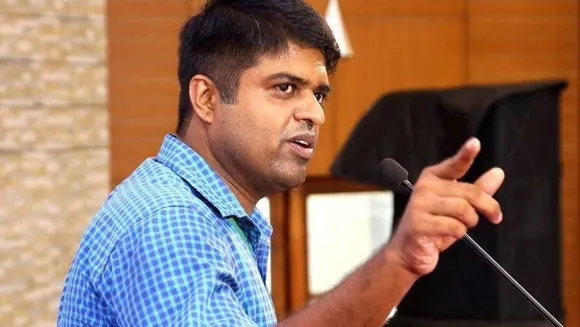 കോവിഡ് പകരുന്നത് വൈറസ് ബാധയുള്ള ഒരാൾ ചുമക്കുമ്പോഴും തുമ്മുമ്പോഴും തെറിക്കുന്ന സ്രവങ്ങൾ നമ്മുടെ ശരീരത്തിൽ എത്തുമ്പോഴാണ്. ഒരു മൃതശരീരവും തുമ്മില്ല, ചുമയ്ക്കില്ല; ഡോക്ടര്‍ ജിനേഷ് പി എസ്