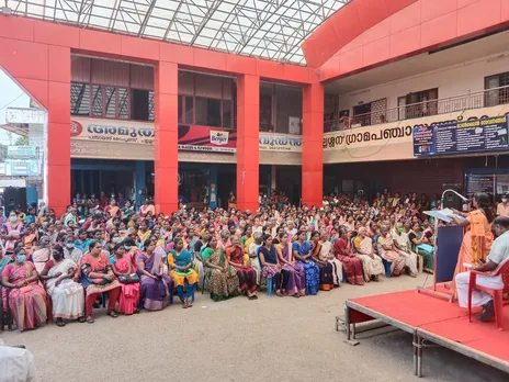 പല്ലശ്ശന പഞ്ചായത്ത് അങ്കണത്തിൽ അലകടലായി തൊഴിലുറപ്പ് തൊഴിലാളികൾ