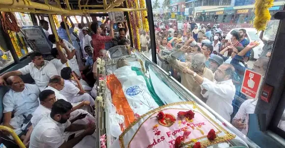 ജനങ്ങൾക്കിടയിൽ ജീവിച്ച നേതാവിന്റെ അവസാന യാത്രയും ജനങ്ങൾക്ക് നടുവിലൂടെ; ഉമ്മൻ ചാണ്ടിയുടെ ഭൗതികശരീരവും വഹിച്ചുകൊണ്ടുള്ള വിലാപയാത്ര പിന്നിടുന്ന വഴിയോരങ്ങളില്‍ അന്ത്യാഞ്ജലി അര്‍പ്പിക്കാനായി കാത്തുനില്‍ക്കുന്നത് ആയിരങ്ങൾ