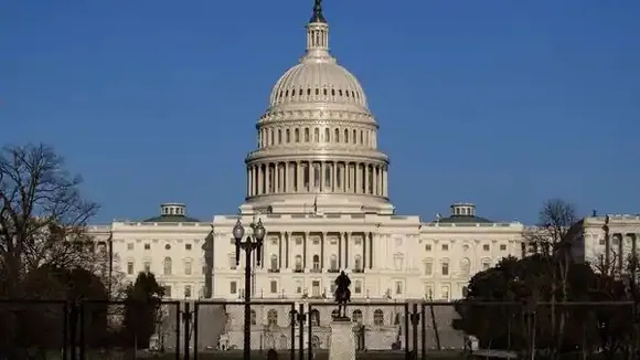 സുരക്ഷാ ബാരിക്കേഡിലേക്കു ഒരാൾ കാർ ഇടിച്ചു കയറ്റി; സുരക്ഷാ ഭീഷണിയെ തുടർന്നു യുഎസ് പാർലമെന്റ് മന്ദിരമായ ക്യാപ്പിറ്റൽ മന്ദിരം അടച്ചു
