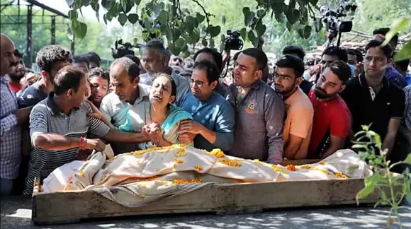 "ടാർഗെറ്റ്‌ കില്ലിംഗ്" കാശ്മീരിൽ പണ്ഡിറ്റുകളുടെ കൂട്ടപ്പലായനം തുടരുന്നു..