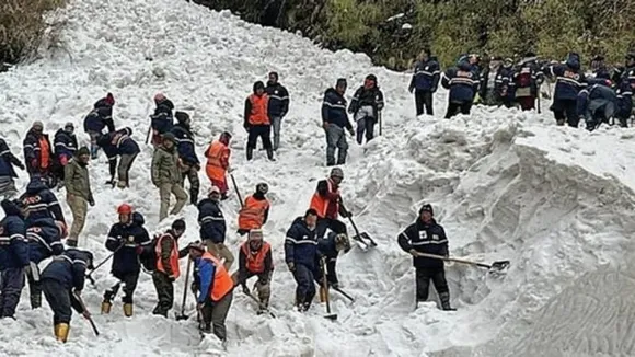 സിക്കിമിൽ കനത്ത മഴ തുടരുന്നു; മണ്ണിടിച്ചിലിൽ കുടുങ്ങിയ വിനോദസഞ്ചാരികളെ രക്ഷപ്പെടുത്തി