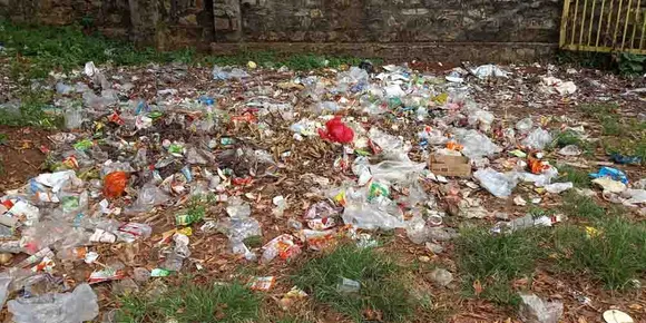 മലമ്പുഴയിൽ മാലിന്യകൂമ്പാരങ്ങൾ: പ്ലാസ്റ്റിക്ക് മാലിന്യങ്ങൾ കത്തിച്ച് വിഷവുക പരത്തുന്നു. ആക്ഷേപവുമായി നാട്ടുകാര്‍