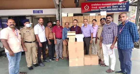 തിരൂർ റെയിൽവേ സ്റ്റേഷനിൽ നിന്നും ഒരു കോടി അഞ്ചു ലക്ഷം രൂപ വിലവരുന്ന 35,000 പാക്കറ്റ് വിദേശ നിർമിത സിഗരറ്റ് പിടികൂടി