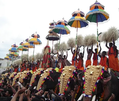 നെറ്റിപ്പട്ടം കെട്ടി ആനകള്‍, ആലവട്ടം, വെഞ്ചാമരം, ചെണ്ടമേളം, പ്രൗഢമായ കരിമരുന്നു പ്രയോഗം; വർണ്ണ വിസ്മയങ്ങളുടെ തൃശൂർ പൂരം