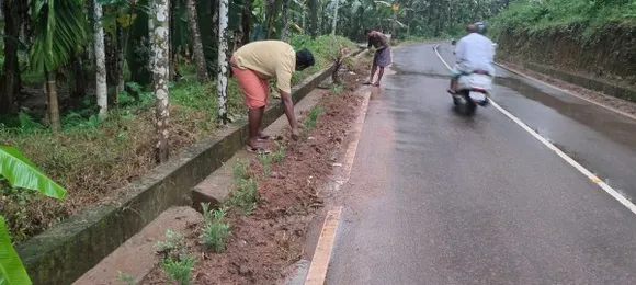 യുവാക്കള്‍ മുന്നിട്ടിറങ്ങിയാല്‍ സമൂഹത്തില്‍ ഗുണകരമായ മാറ്റമുണ്ടാകും ;  വീട് മാത്രം സുന്ദരമായാൽ പോരാ,നാടും സുന്ദരമാവട്ടെ.നാടിനു മാതൃകയായി ഓട്ടോ ഡ്രൈവർ രതീഷും ചന്ദ്രനും