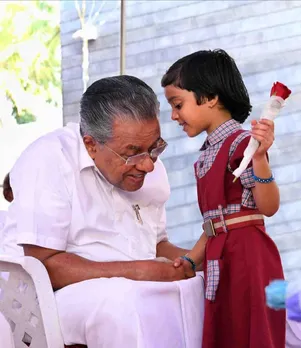 ഒരു പൂവിലെ ഇതളുകള്‍ പോലെ കൂട്ടുകാര്‍ക്കൊപ്പം വളരുക, മനുഷ്യരെ പലതട്ടുകളിലാക്കുന്ന കാഴ്ചപ്പാടുകളെ മറികടന്നു സഹപാഠികളെ ഹൃദയത്തോടു ചേര്‍ത്തു നിര്‍ത്തുക, അധ്യാപകരേയും രക്ഷിതാക്കളേയും സ്‌നേഹിക്കുകയും ബഹുമാനിക്കുകയും ചെയ്യുക, ചോദ്യങ്ങള്‍ ചോദിച്ചും ഉത്തരങ്ങള്‍ കണ്ടെത്തിയും മുന്നോട്ടു പോവുക, നാടിന്റെ നാളെകള്‍ നിങ്ങളാണ്, കേരളം നിങ്ങളിലൂടെ തിളങ്ങട്ടെ; കുരുന്നുകൾക്ക്  ആശംസയുമായി മുഖ്യമന്ത്രി പിണറായി വിജയന്‍