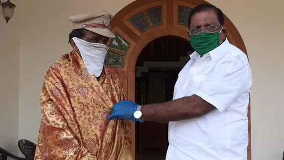 ഇന്ന് ജോലിയിൽ നിന്ന് വിരമിച്ച കുമ്പള തീരദേശ പോലീസ് സ്റ്റേഷൻ സബ് ഇൻസ്പെക്ടർകെ . വി കൃഷ്ണനെ യാത്രയയക്കാൻ ഔദ്യോഗിക വാഹനം അനുവദിച്ചില്ല. പൊന്നാടയിട്ട് അഭിവാദ്യംചെയ്ത് രാജ്മോഹൻ ഉണ്ണിത്താൻ എം.പി