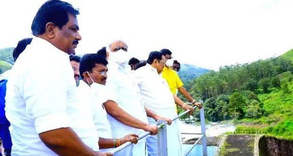 മുല്ലപ്പെരിയാർ സന്ദര്‍ശിച്ച തമിഴ്‌നാട് ജലവിഭവ വകുപ്പ് മന്ത്രി ദൊരൈ മുരുകൻ സംസാരിച്ചത് സുപ്രീം കോടതിയെപ്പോലും വെല്ലുവിളിക്കുന്ന രീതിയില്‍ ! ഇവിടുത്തെ ഏതെങ്കിലും ഭരണാധികാരിയോ പ്രതിപക്ഷ നിരയിലെ നേതാവോ ഇതിനെതിരെ ഒരു വാക്ക് മിണ്ടിയോ ? ആരെങ്കിലും ഏതെങ്കിലും പത്രത്തിൽ വായിച്ചോ ? മിണ്ടാൻ പറ്റില്ല. കാരണം നമ്മുടെ ബഹുമാന്യ നേതാക്കളുടെ തലകൾ തമിഴൻമാരുടെ കക്ഷത്തിലാണ് - പ്രതികരണത്തില്‍ തിരുമേനി