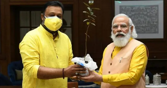 പ്രധാനമന്ത്രി നരേന്ദ്രമോദിയ്ക്ക് പത്തനാപുരത്ത് നിന്ന് ഒരു സമ്മാനം.തനിക്ക് സമ്മാനിച്ച ആ പേരതൈ താൻ പ്രധാനമന്ത്രിക്ക് ജയലക്ഷ്മി മോളുടെ സമ്മാനമായി നൽകാമെന്ന സുരേഷേട്ടൻ്റെ വാക്ക് സഫലമായ നിമിഷമാണിത്... !!!