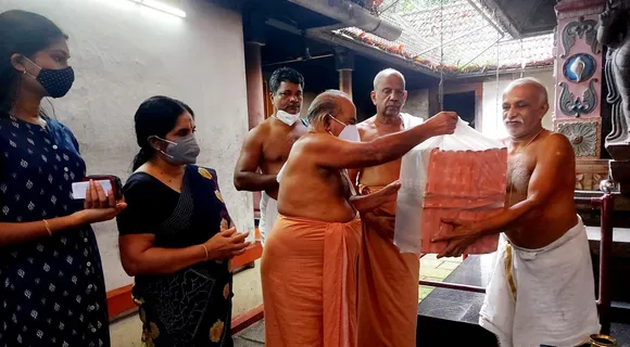 ശാരദാ ക്ഷേത്രാങ്കണത്തിലെ പവിത്ര മണൽ ഏഴാച്ചേരി കാവിൻ പുറം ക്ഷേത്രത്തിൽ അക്ഷര ശ്രീയാകും