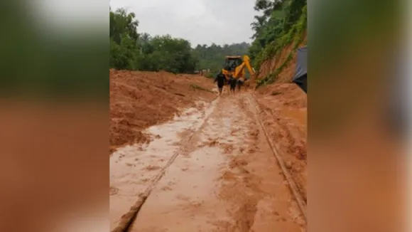 പാളത്തിലേക്ക് മണ്ണിടിഞ്ഞ് വീണ് കൊങ്കൺ പാതയിൽ തീവണ്ടി ഗതാഗതം തടസപ്പെട്ടു