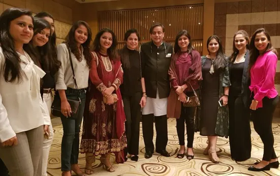 "പാക്കിസ്ഥാൻ ക്രിക്കറ്റർമാരുടെ ഭാര്യമാർക്കൊപ്പം ശശി തരൂർ" - ഇത് ശശി തരൂരിനെ മനപ്പൂർവ്വം അപമാനിക്കാൻ ..